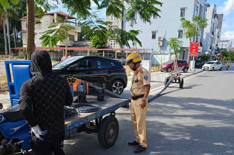 Đội Cảnh sát giao thông số 2: Xử lý nghiêm 01 xe tự chế chở sắt cây dài gây mất an toàn giao thông